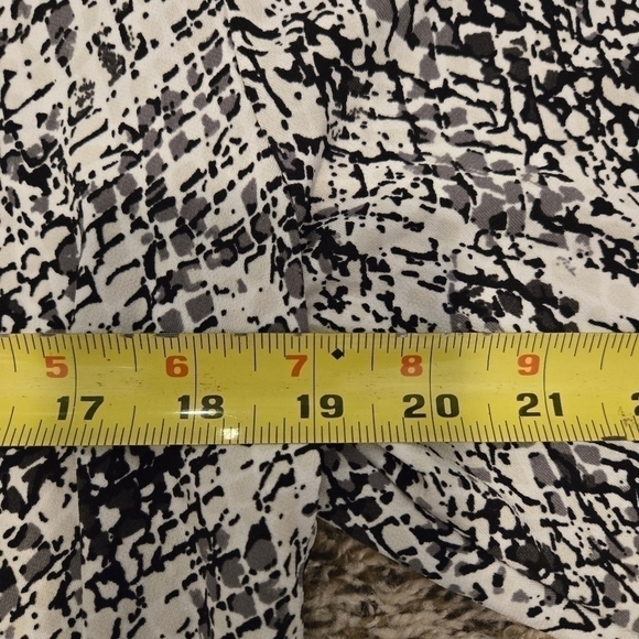 New York & Co Black White Gray 3/4 Sleeve Geometric Print Stretch Blouse Size L - Picture 10 of 12